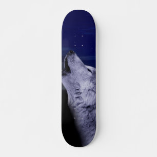 Wolf die op de maan in het zee glijdt skateboard