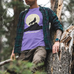 Wolf Howling at the Moon Illustration personnalisé<br><div class="desc">Montrez votre côté sauvage avec ce tee-shirt graphique personnalisé. Il présente une illustration en silhouette d'un loup en noir hurlant sur une lune jaune pâle, ce qui en fait l'illustration parfaite pour quiconque aime les loups et les animaux. Ce t-shirt est prêt à être personnalisé avec votre propre message sous...</div>