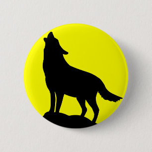 Wolf Howling bij de maan. Ronde Button 5,7 Cm
