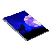 Wolf Howling bij Moon in Blue Night Notitieboek (Rechterzijde)
