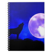 Wolf Howling bij Moon in Blue Night Notitieboek (Voorkant)