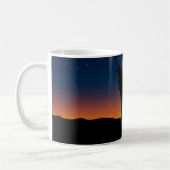 Wolf Howling Silhouette à Sunset Coffee Mug (Gauche)