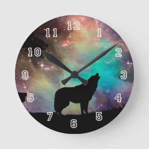 Wolf howling silhouette met noordelijke lichten ronde klok
