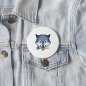 Wolf in Darts met Dart Ronde Button 7,6 Cm (In situ)