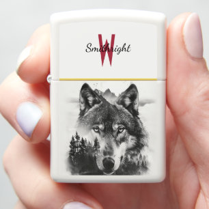 Wolf kijkt door mistig bos