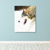 Wolf op de prowl canvas afdruk (Insitu (Houten vloer))