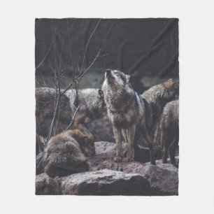 WOLF VERPAKKING OP ROCK FORMATIE FLEECE DEKEN