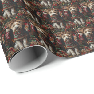 Wolfshond met kerstcadeaus bij de open haard cadeaupapier