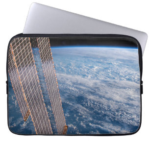 Wolk-bedekte Tasman en koraal Zeeen. Laptop Sleeve