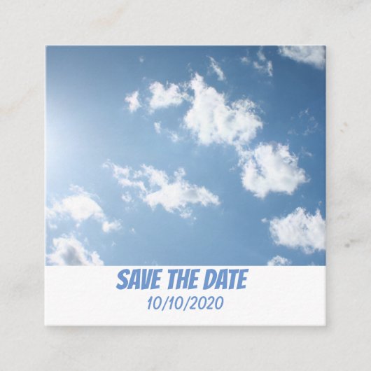 Wolk en heldere blauwe lucht SAVE THE DATE Informatiekaartje (Voorkant)