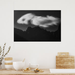 Wolken boven bergsilhouet poster