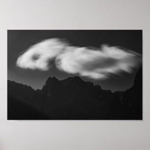 Wolken boven bergsilhouet poster