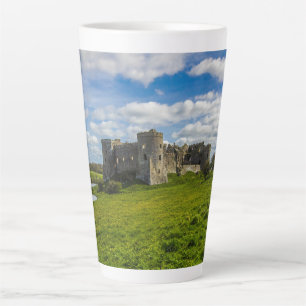 Wolken boven Carew Castle Latte Mok