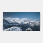 Wolken die boven de sneeuwbergen rollen bureaumat (Voorkant)