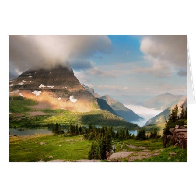 wolken die door de bergen kruipen (Voorkant Horizontaal)