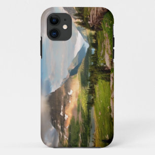 wolken die door de bergen kruipen iPhone 11 hoesje