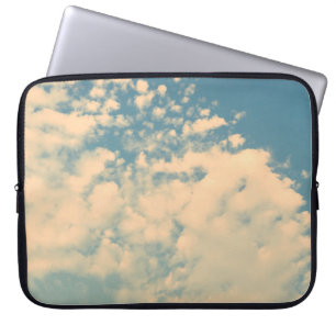 Wolken - -effectstijlafbeelding met een schijnbaar laptop sleeve