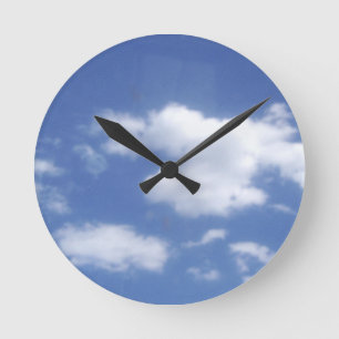 wolken in blauwe lucht ronde klok