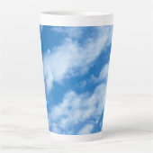 Wolken in de lucht Eenvoudig, Elegant Blauw en Wit Latte Mok (Voorkant)