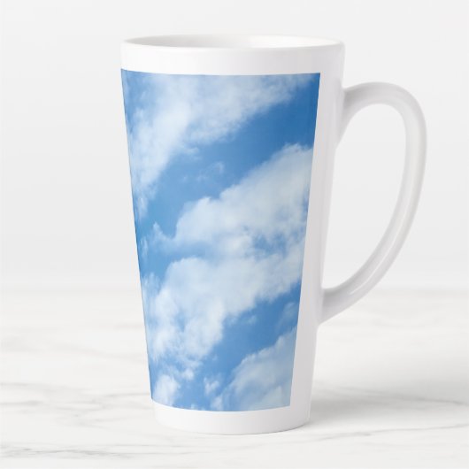 Wolken in de lucht Eenvoudig, Elegant Blauw en Wit Latte Mok (Rechts)