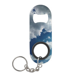 Wolken, in een blauwe lucht mini flessenopener