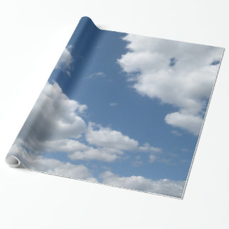 Wolken tegen een blauw hemelpapier cadeaupapier