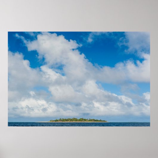 Wolken zweven boven klein eiland poster (Voorkant)