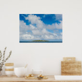 Wolken zweven boven klein eiland poster (Keuken)