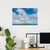 Wolken zweven boven klein eiland poster (Thuiskantoor)