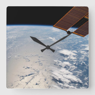 Wolkenformaties rond zonneschijn voor de Stille Oc Vierkante Klok