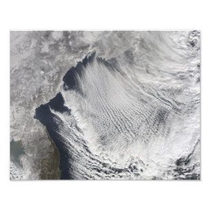 Wolkenstraten die boven het Zee van Japan liggen Foto Afdruk