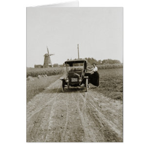 Woman Car en Great Dutch Windmill Foto van 1920
