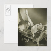 Woman Reading Magazine Briefkaart (Voorkant / Achterkant)