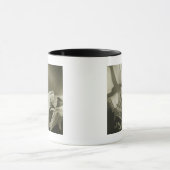 Woman Reading Magazine Mok (Midden)