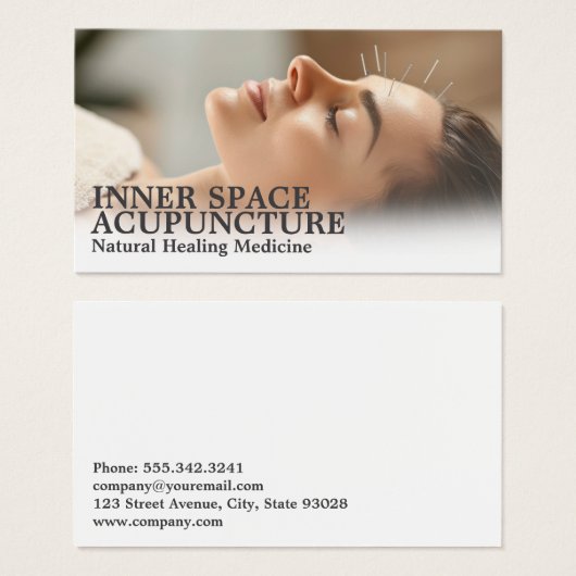 Woman Relaxing Getting Acupuncture (Devant & derrière)