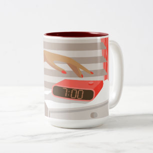 Womans hand pushing on alarm clock snooze button tweekleurige koffiemok
