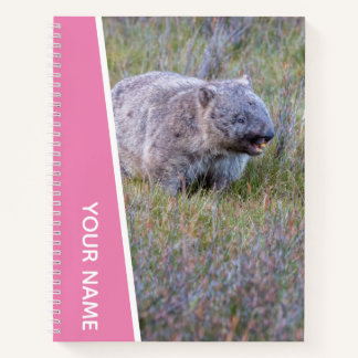 Wombat die Australië belt, knuffel dier, roze Notitieboek