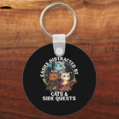 Womens Cats Side Quest Distracted Tabletop Funny S Sleutelhanger (Voorkant)