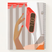 Womens die de wekker in de hand drukken notitieboek (Achterkant)