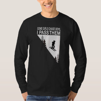 Womens Een Meisje Chase Jongens Ik Pass Them Ski M T-shirt