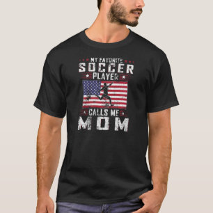 Womens mijn favoriete voetballer roept me mama moe t-shirt