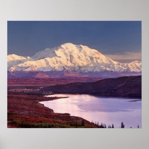 Wonder Lake en Mt. Denali bij zonsopgang in Poster
