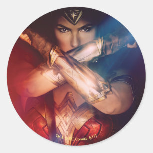 Wonder-vrouw die blokkeert met racelets ronde sticker