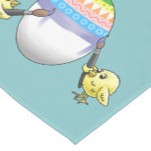 Wonderful Easter chicks paint a Easter egg Korte Tafelloper (Hoek)