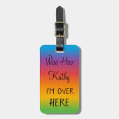 Woo Hoo Ik ben hier gepersonaliseerde regenboogbag Bagagelabel (Voorkant verticaal)