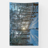 Woodenpad door sneeuwwinterbos spandoek (Verticaal)