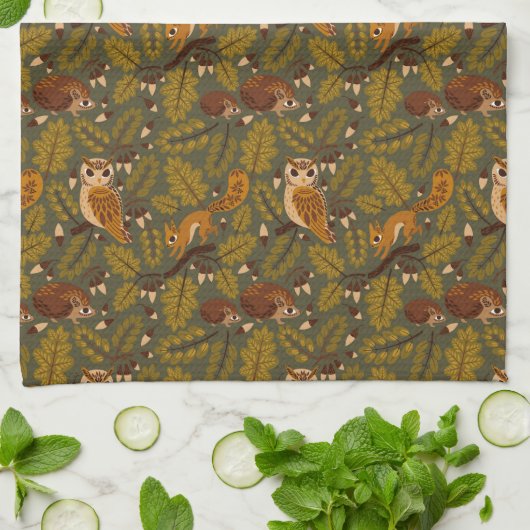Woodland Creatures and Leaves Pattern Theedoek (Gevouwen)