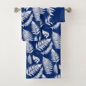 Woodland Fern Pattern, Cobalt Blue en White Bad Handdoek (Insitu)