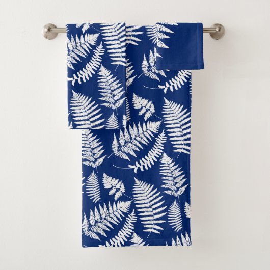 Woodland Fern Pattern, Cobalt Blue en White Bad Handdoek (Insitu)