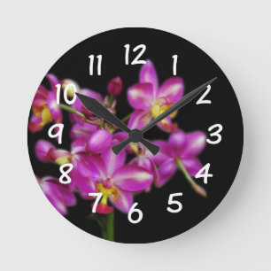 Woonkamer - Paarse orchideeën op zwarte achtergron Ronde Klok